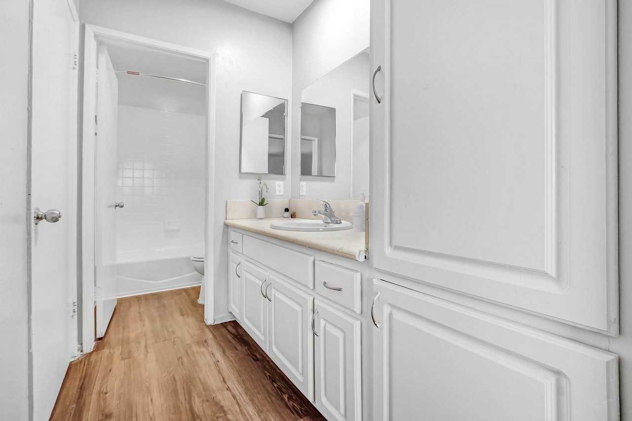 Sherman Plaza Apartments - Photo 5 of 14