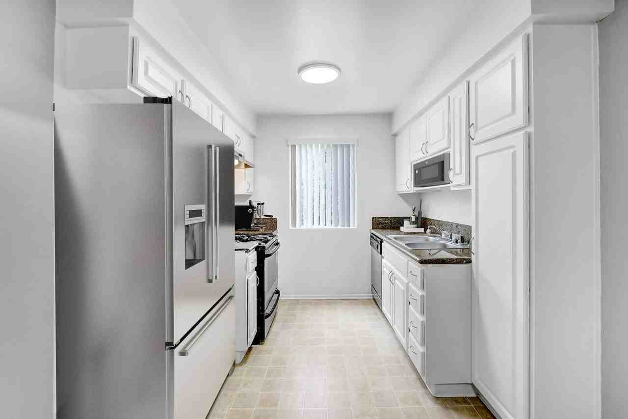 Sherman Plaza Apartments - Photo 6 of 14