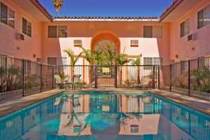 featured image of 405 E Oak St