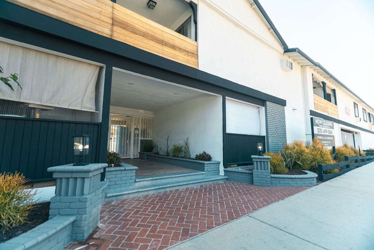 18407 Dearborn Street - Photo 4 of 50