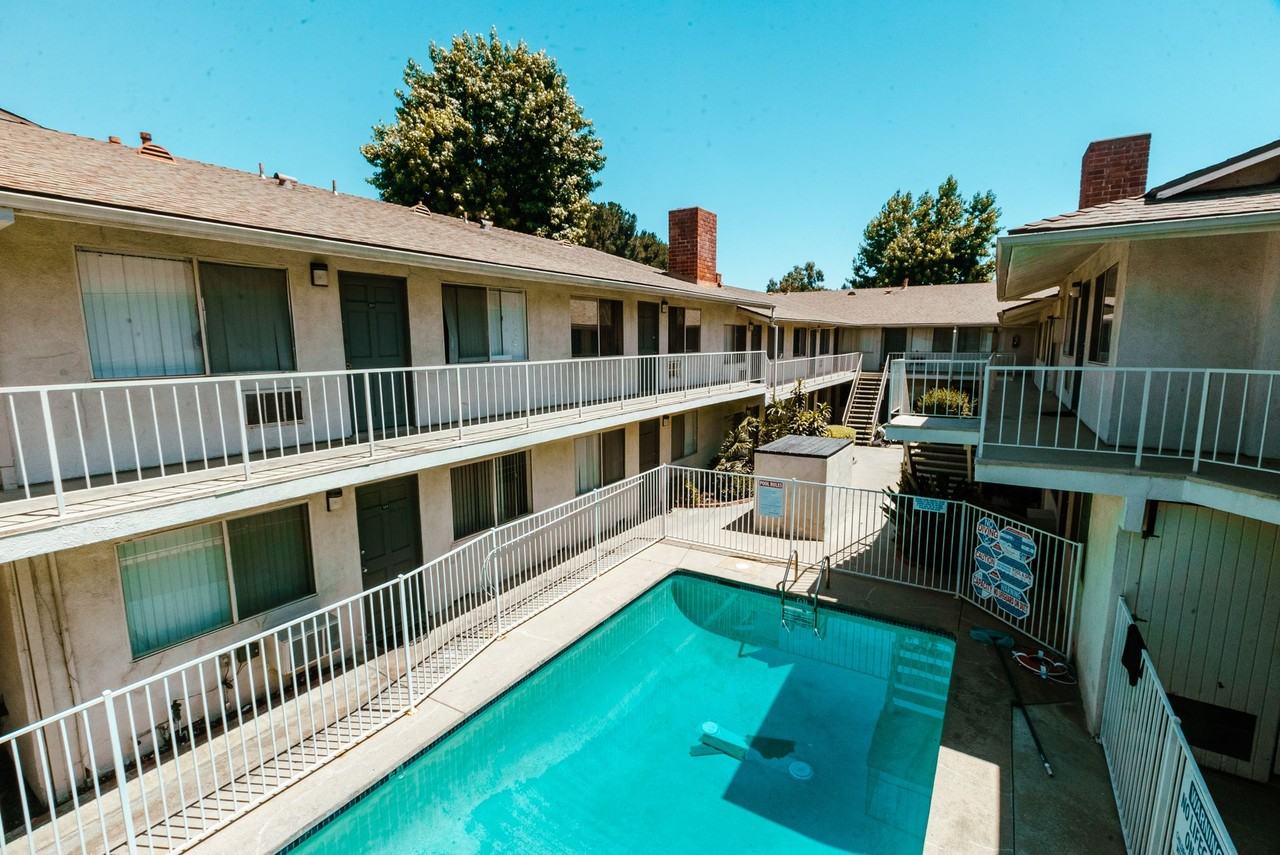 18407 Dearborn Street - Photo 7 of 50