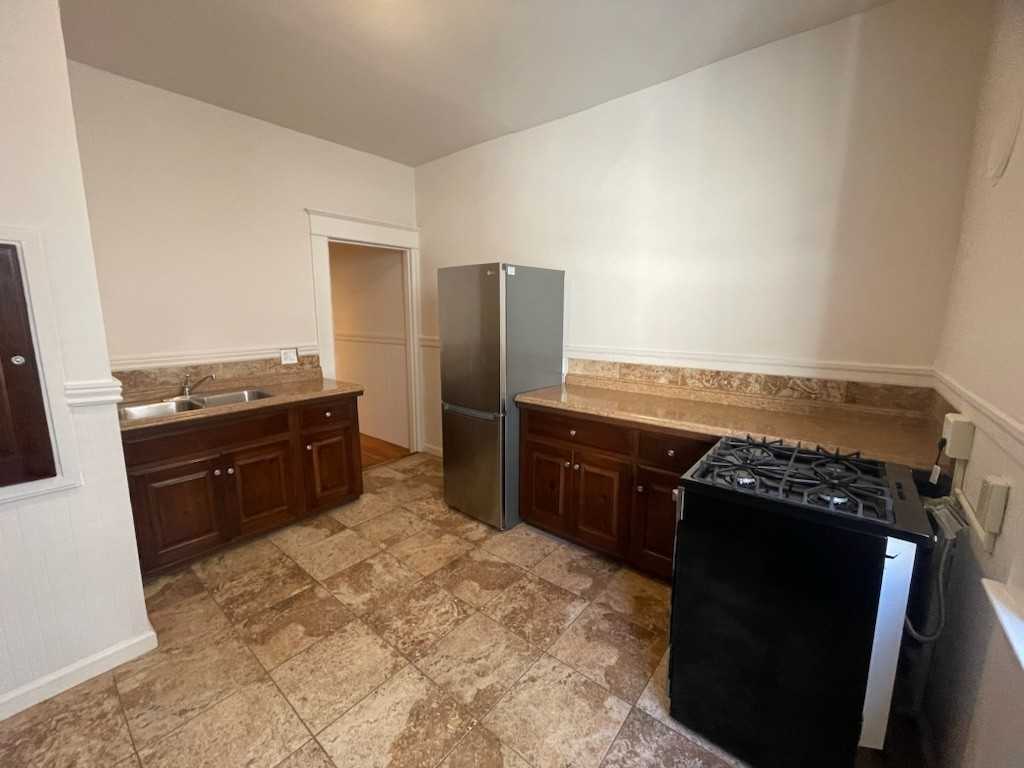 254 Oak St #A - Photo 2 of 25