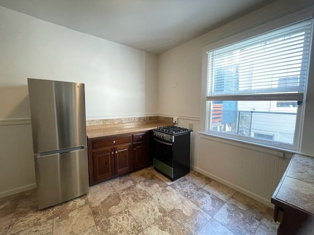 254 Oak St #A - Photo 3 of 25