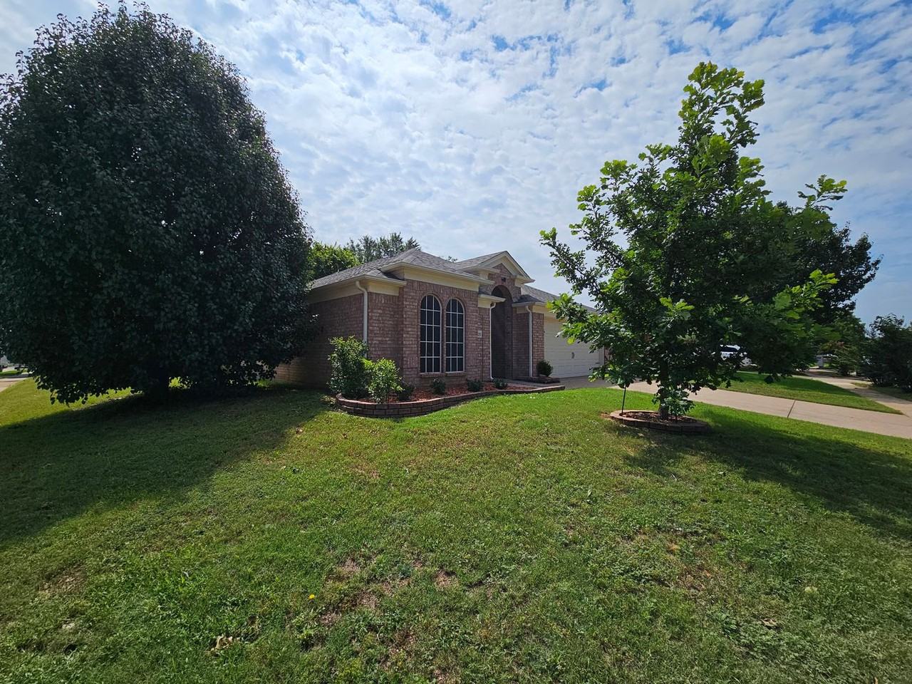 1128 Marshall Dr - Photo 2 of 49