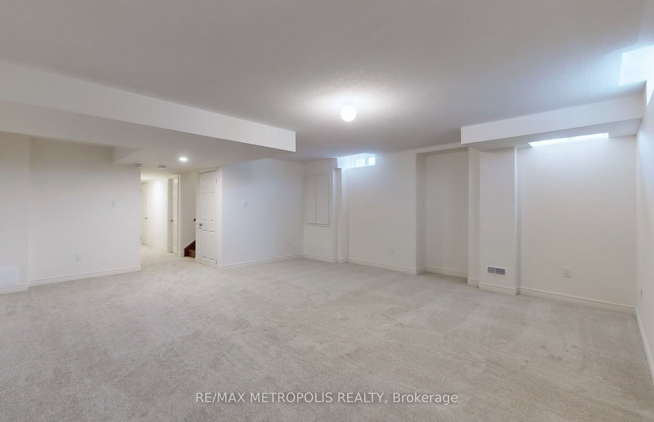 1215 Drinkle Cres - Photo 3 of 50