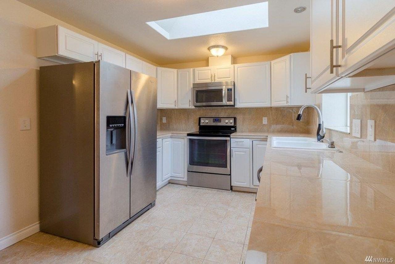 613 Montgomery St - Photo 2 of 15