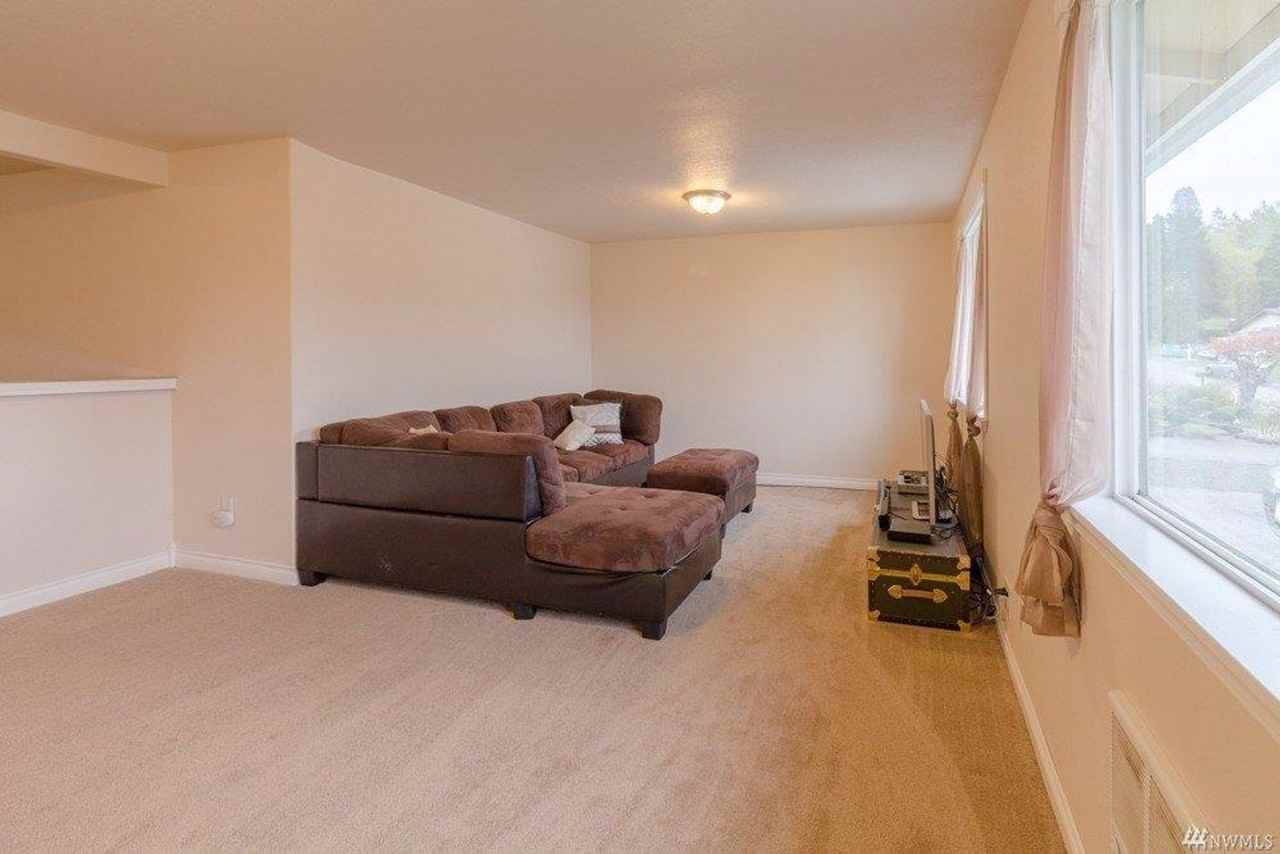 613 Montgomery St - Photo 3 of 15