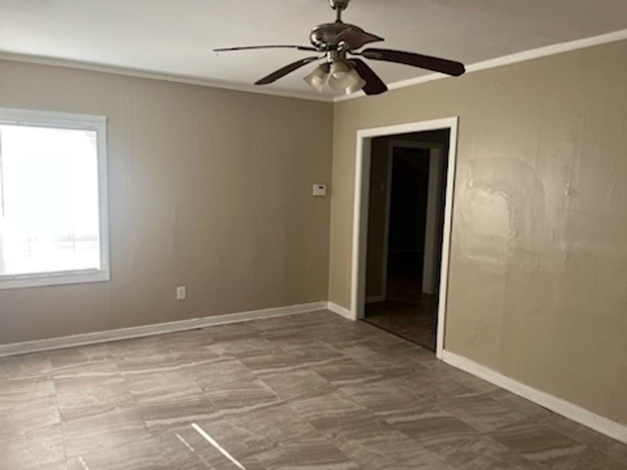 824 Combs St - Photo 3 of 11