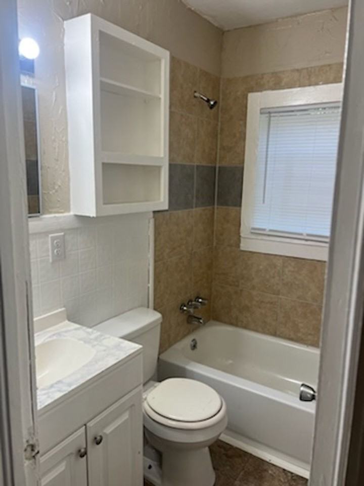 824 Combs St - Photo 4 of 11
