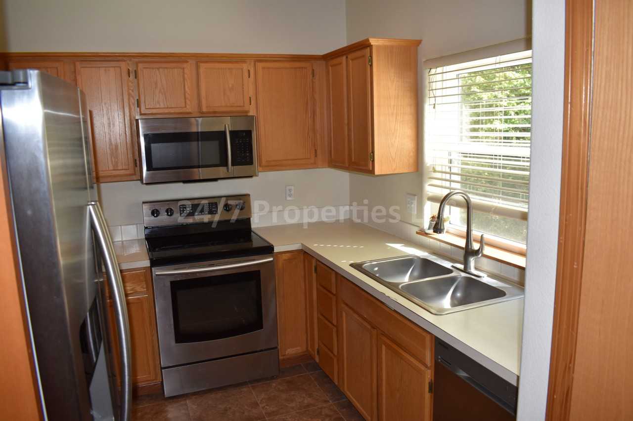 90 Alder St - Photo 4 of 42