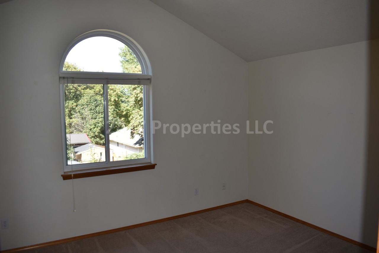 90 Alder St - Photo 6 of 42