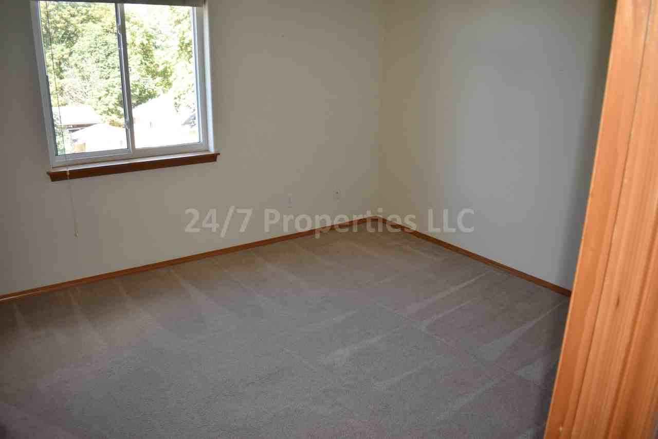 90 Alder St - Photo 7 of 42