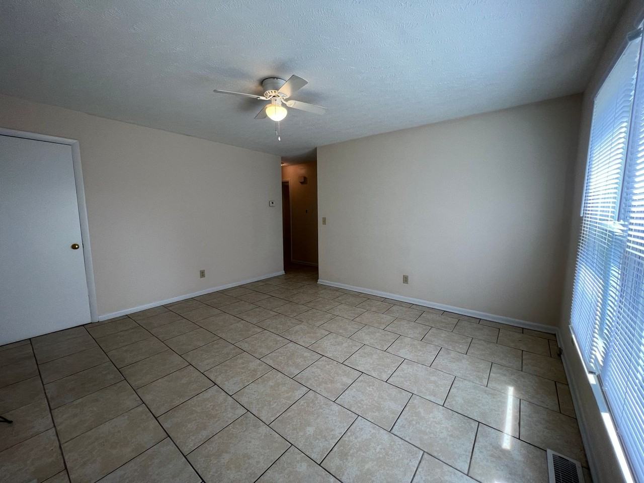 912 Emory Ct - Photo 2 of 8