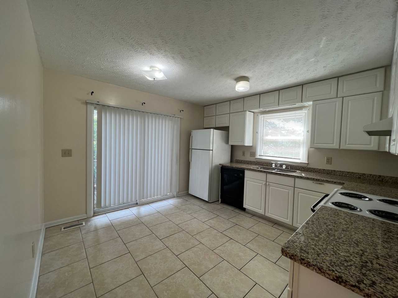 912 Emory Ct - Photo 3 of 8