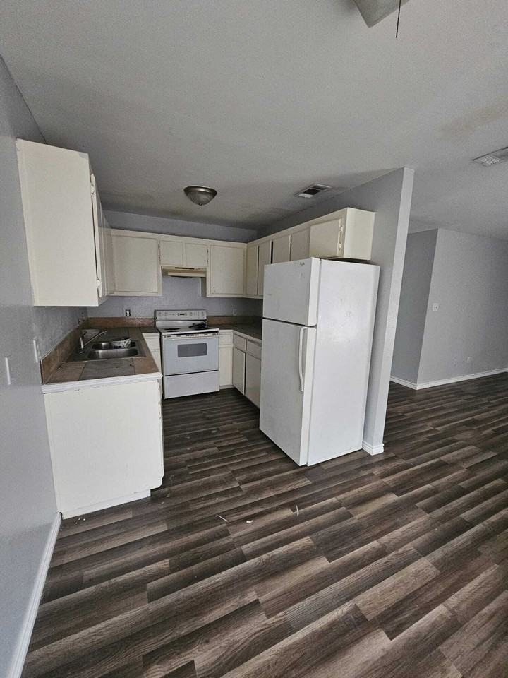 1000 W Caffery Apts - Photo 4 of 7