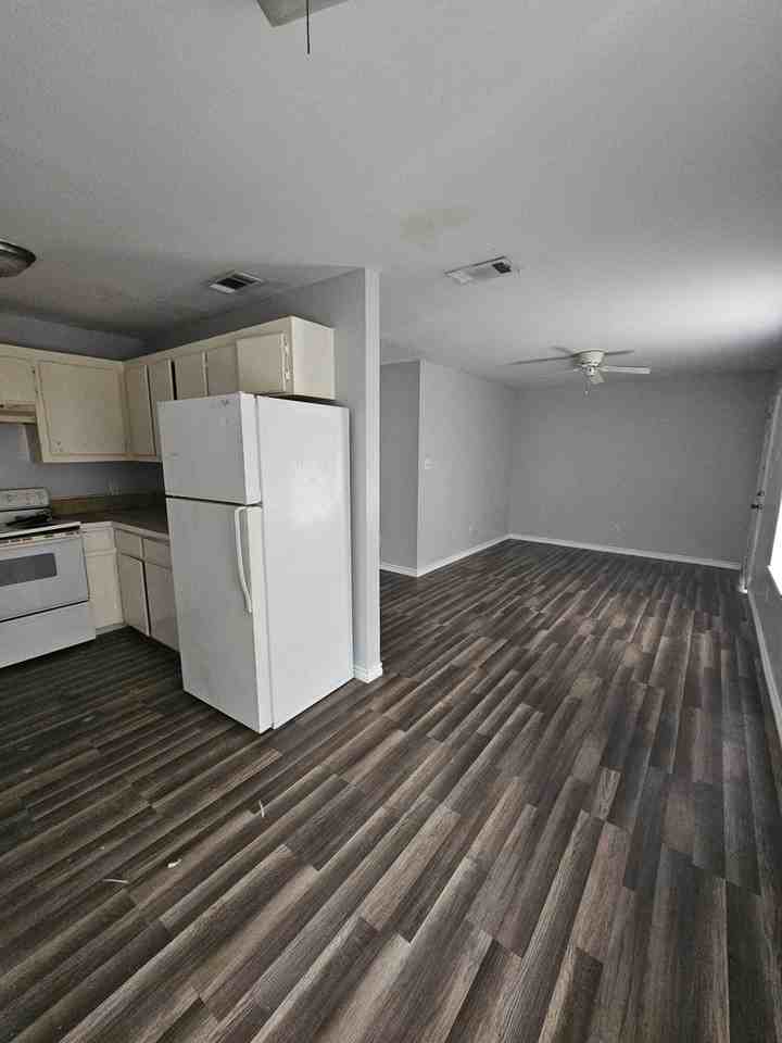 1000 W Caffery Apts - Photo 5 of 7