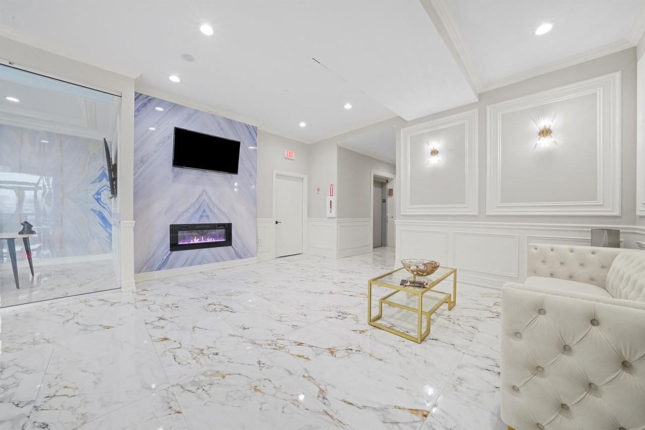 Premier Luxury Apartments - Photo 7 of 28
