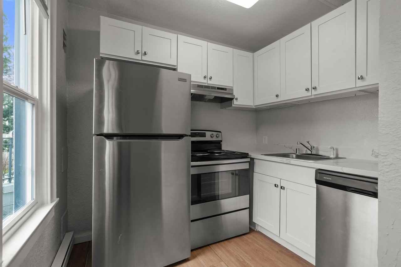 112 E 4th Street - Photo 2 of 32