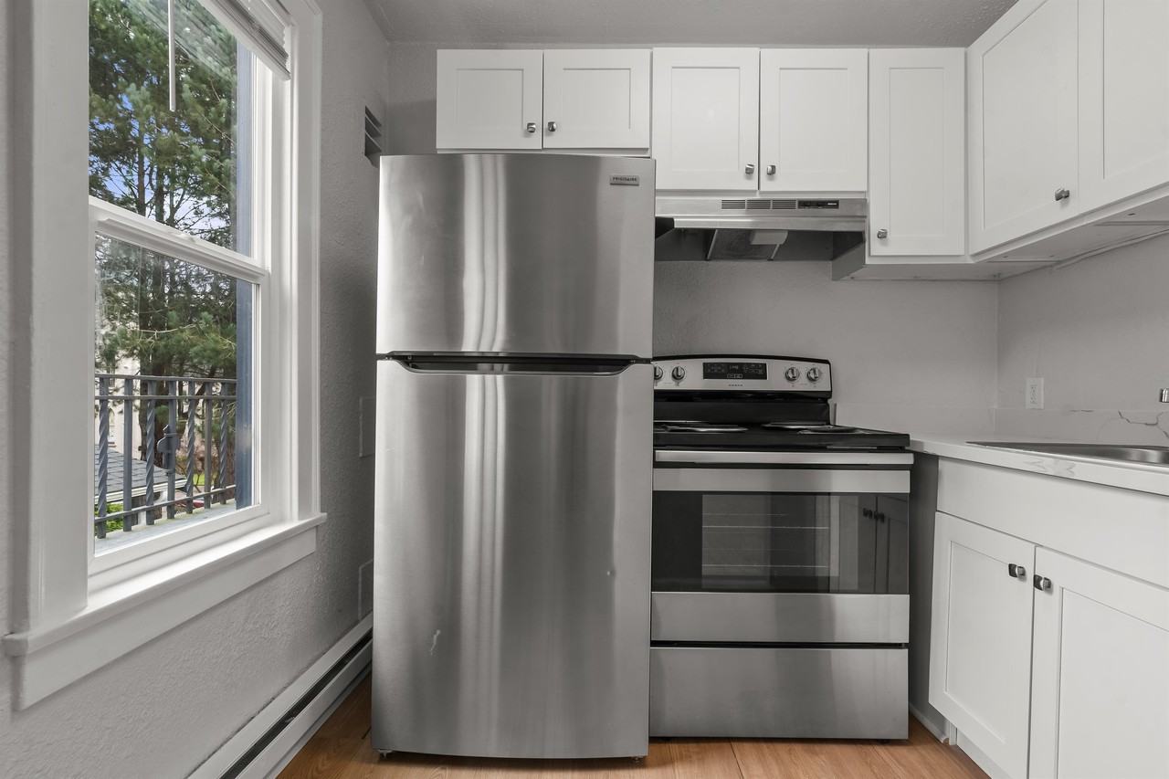 112 E 4th Street - Photo 3 of 32