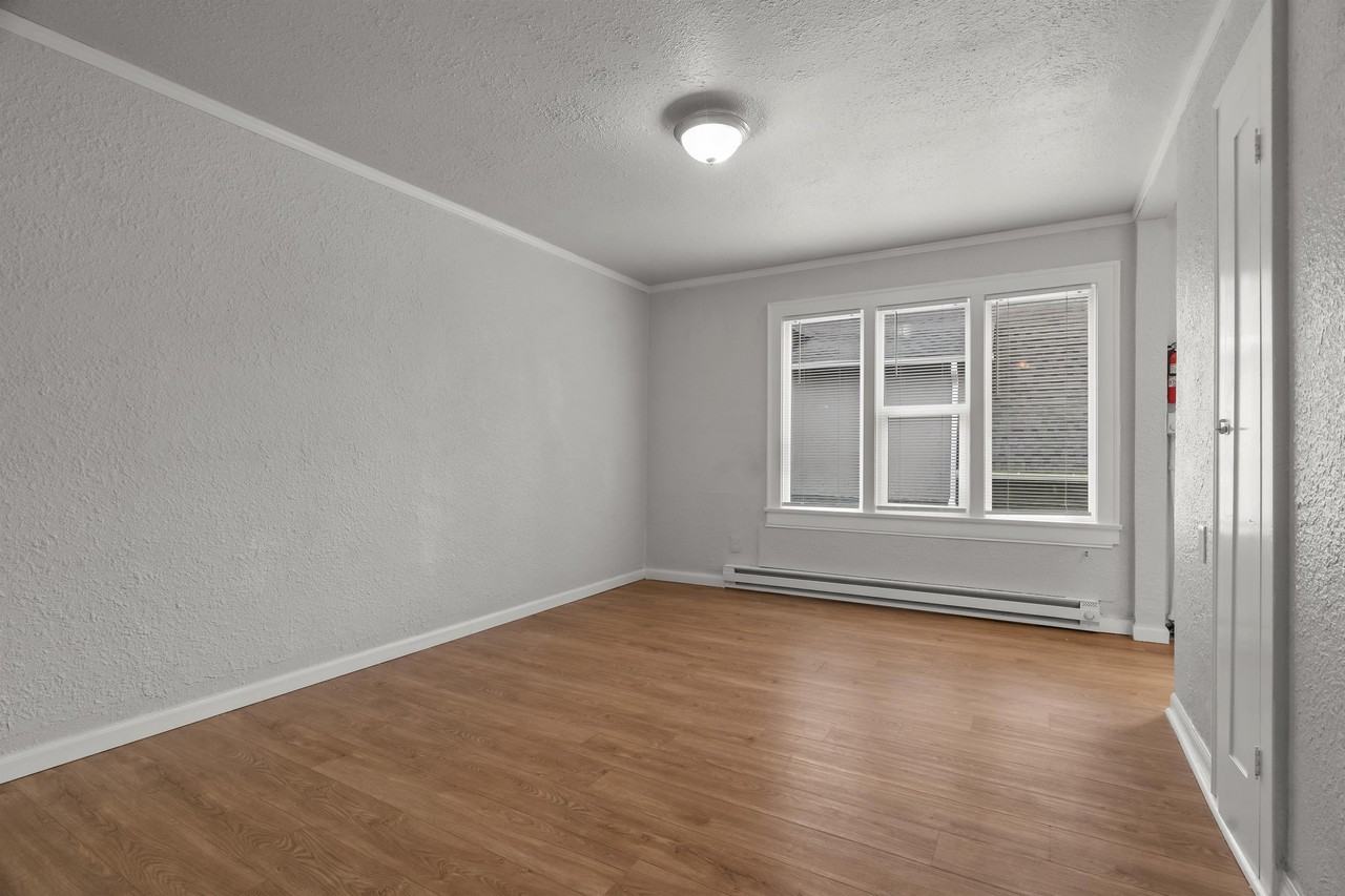 112 E 4th Street - Photo 4 of 32