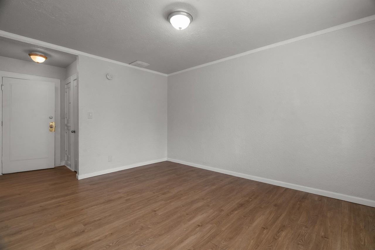 112 E 4th Street - Photo 5 of 32