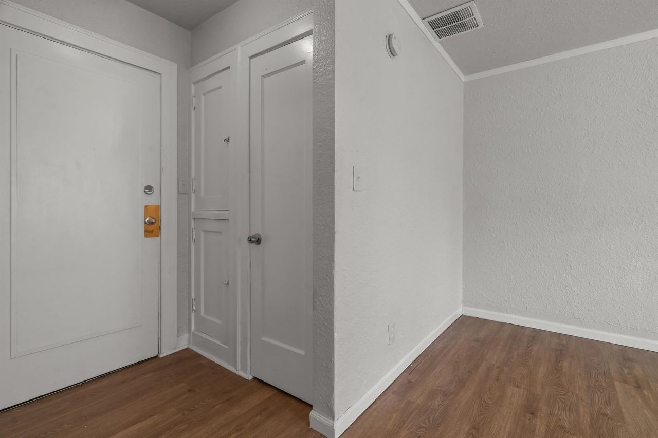 112 E 4th Street - Photo 6 of 32