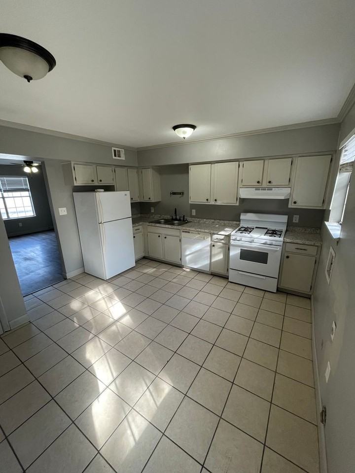 1906 - 1906 West Matthews - Photo 2 of 9