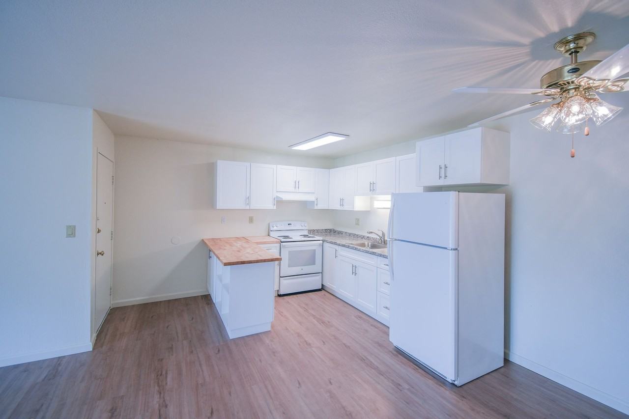 Emerald Bay Apartments - Photo 2 of 13