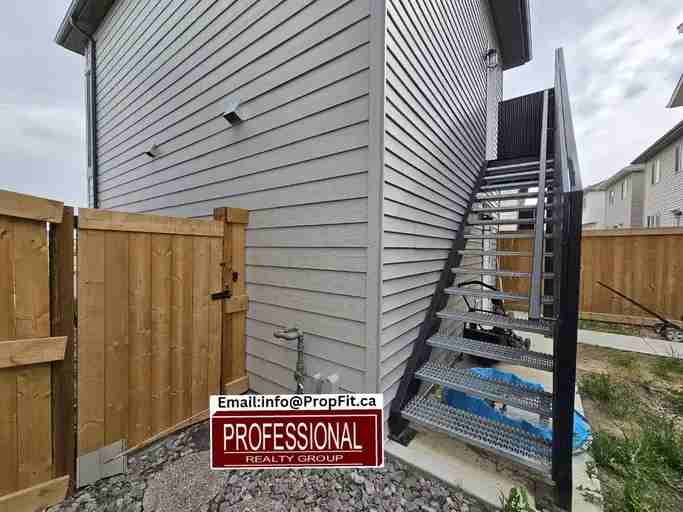 11529 66 St Nw - Photo 3 of 9