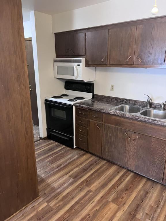 706 N 8th St - Photo 2 of 9