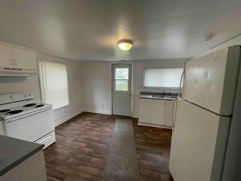 708 E Walnut St - Photo 3 of 9