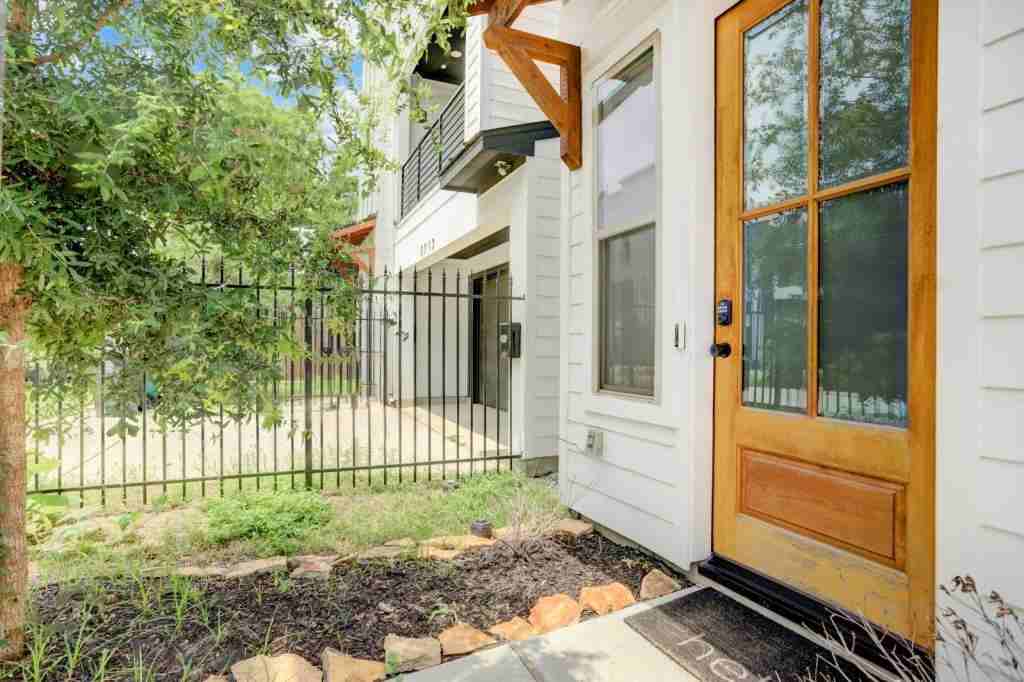 2715 Drew St - Photo 2 of 28