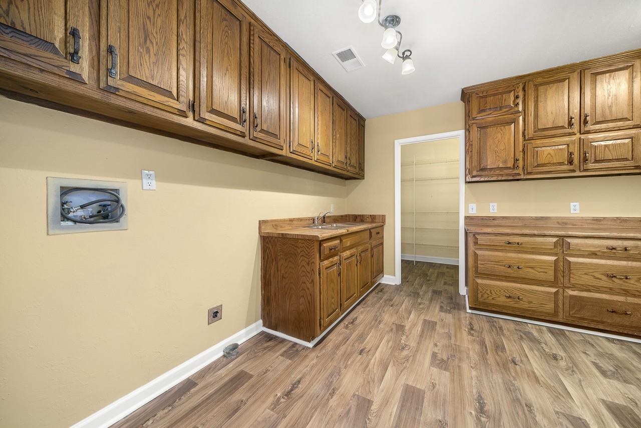 225 Wren Rd - Photo 6 of 39
