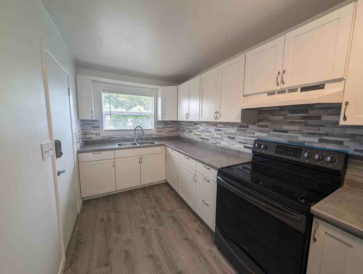 1910 Northeast Sylvan Way - Photo 5 of 14