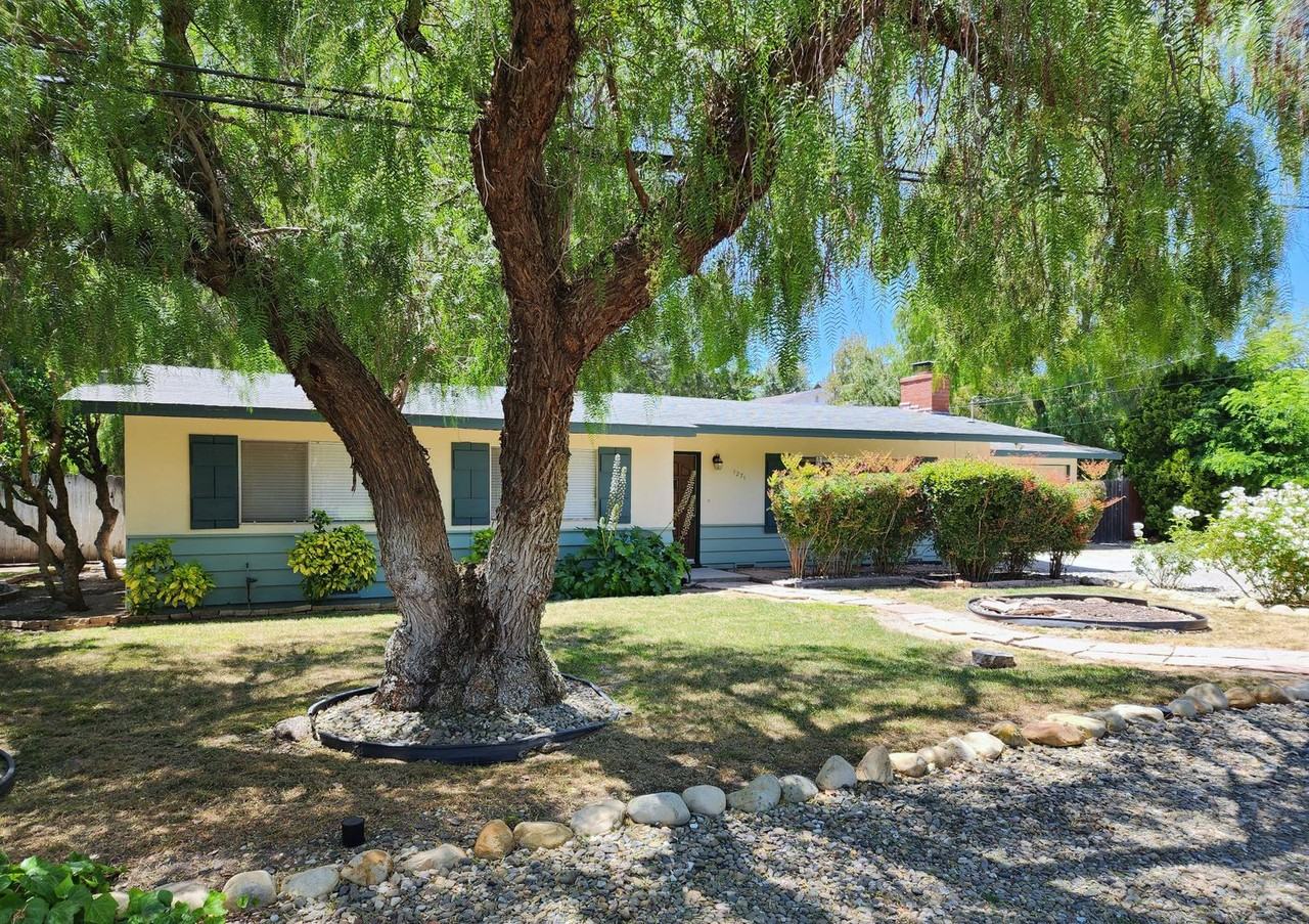 1271 Catarina St - Photo 2 of 27