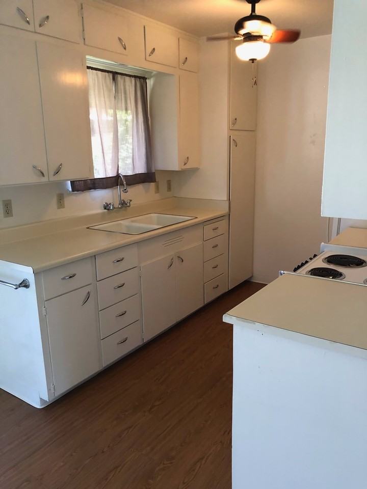 Hutchins 924 S - Photo 2 of 10