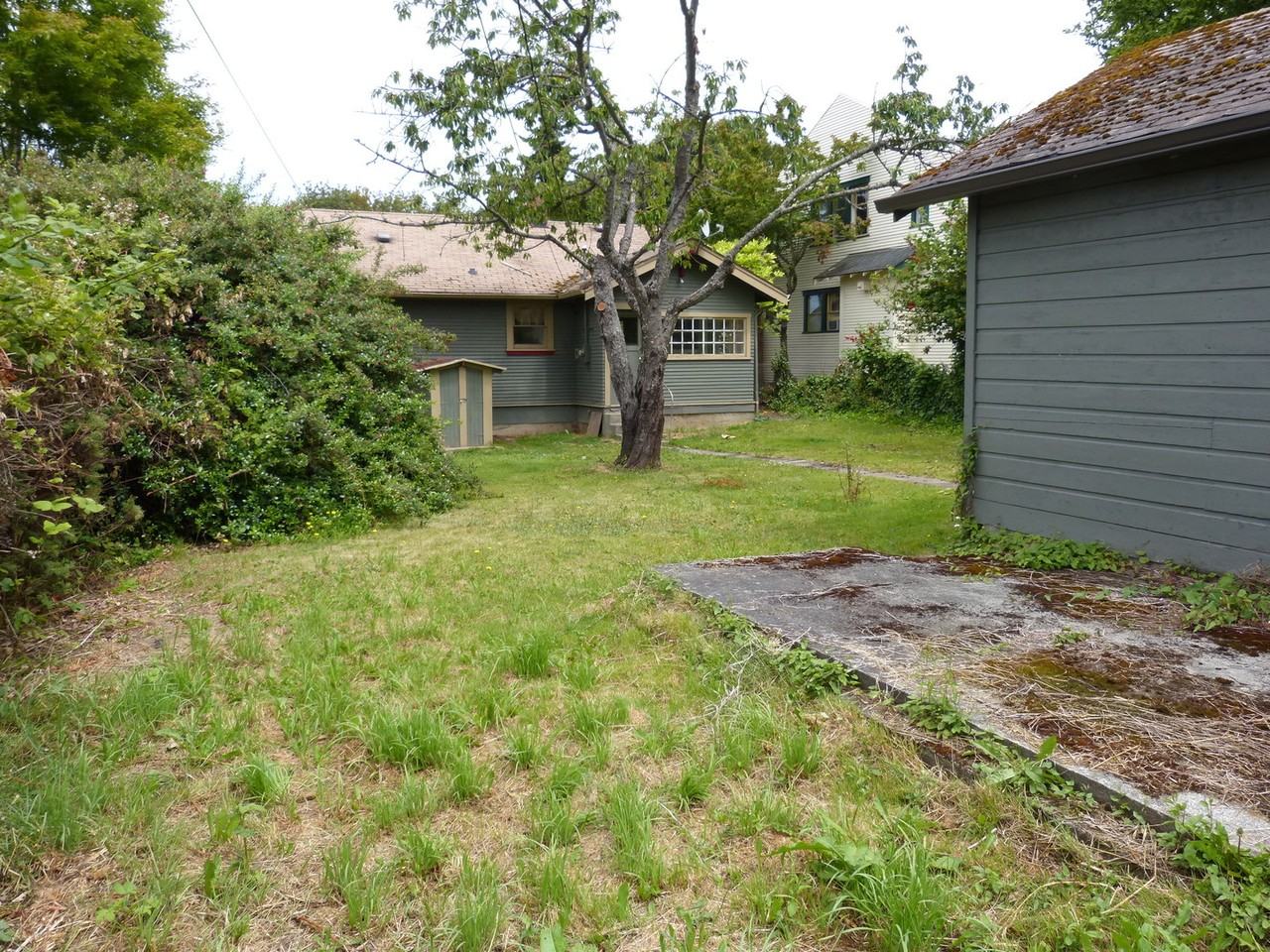 632 E 8th St - Photo 3 of 16