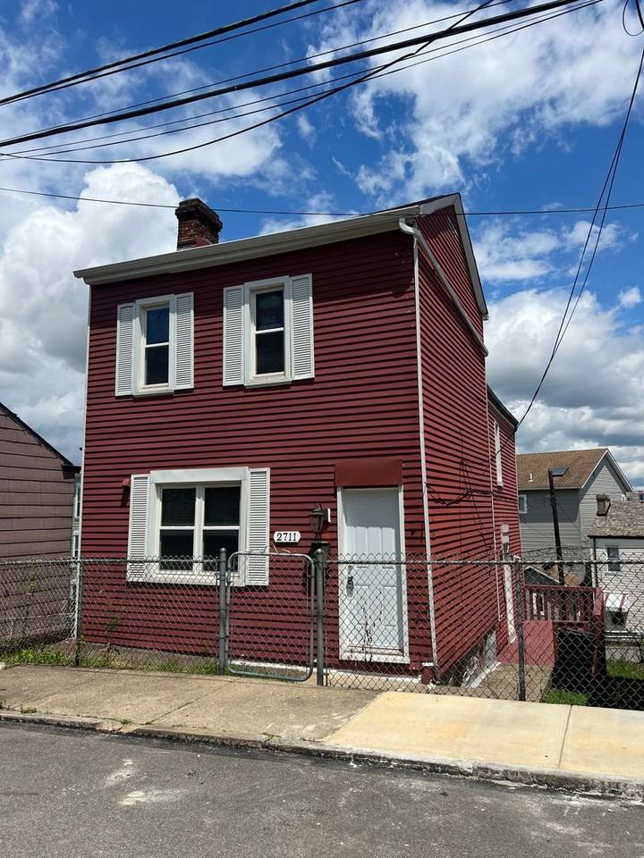 2711 Burham St - Photo 2 of 27