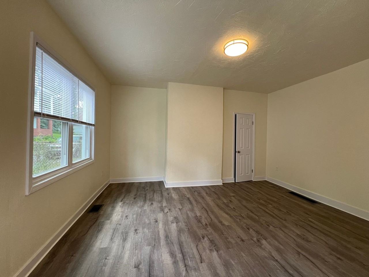 2711 Burham St - Photo 3 of 27