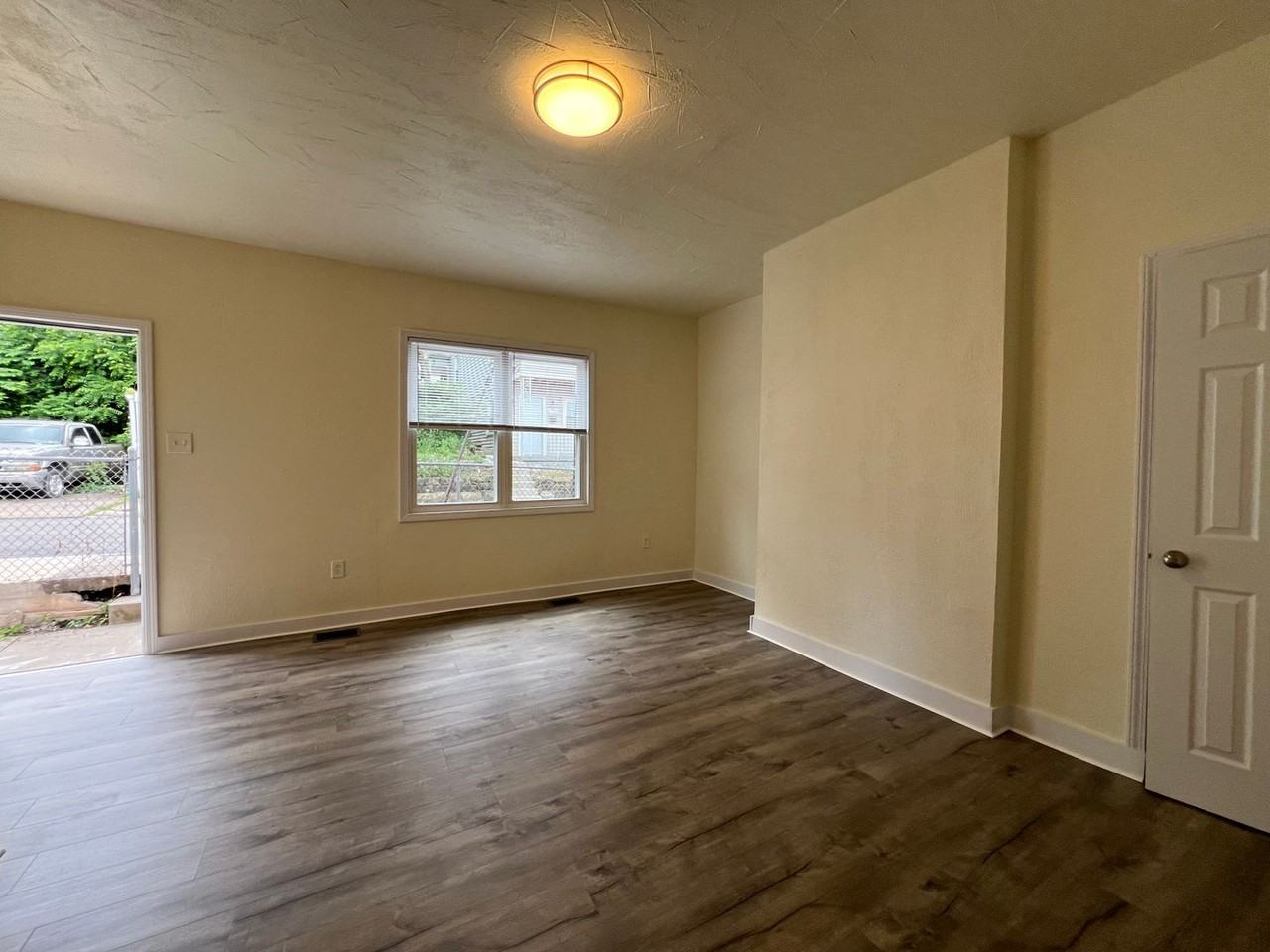 2711 Burham St - Photo 5 of 27