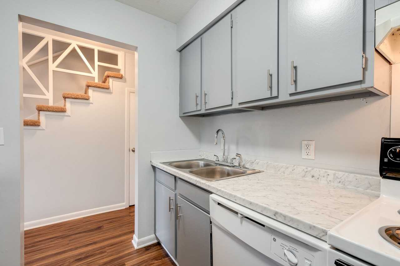 901 W Pine St - Photo 2 of 9