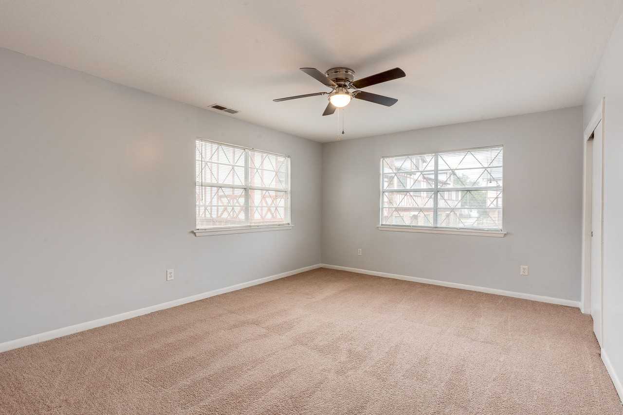 901 W Pine St - Photo 7 of 9