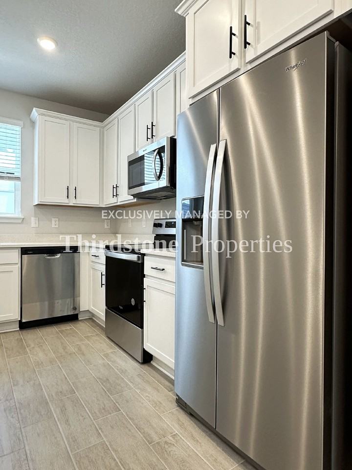 1092 Farwell St - Photo 2 of 36