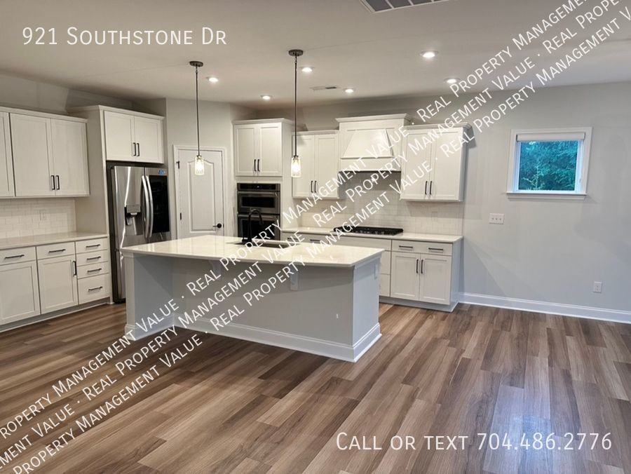 921 Southstone Dr - Photo 3 of 21