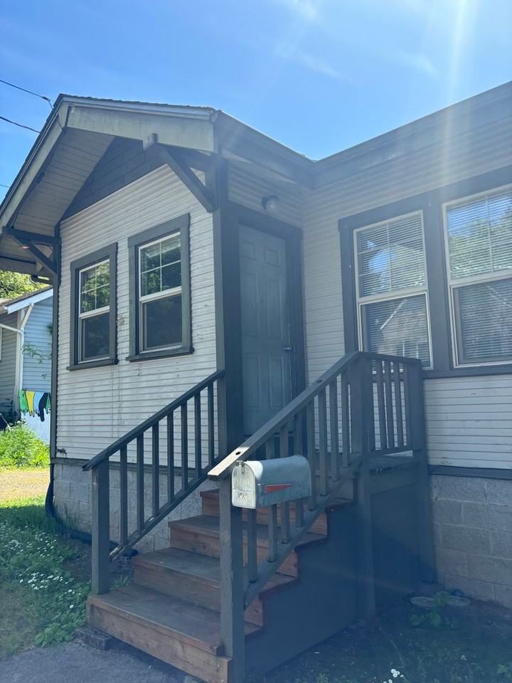 1115 Se Roberts Ave - Photo 3 of 28