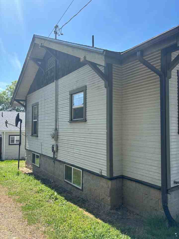 1115 Se Roberts Ave - Photo 4 of 28