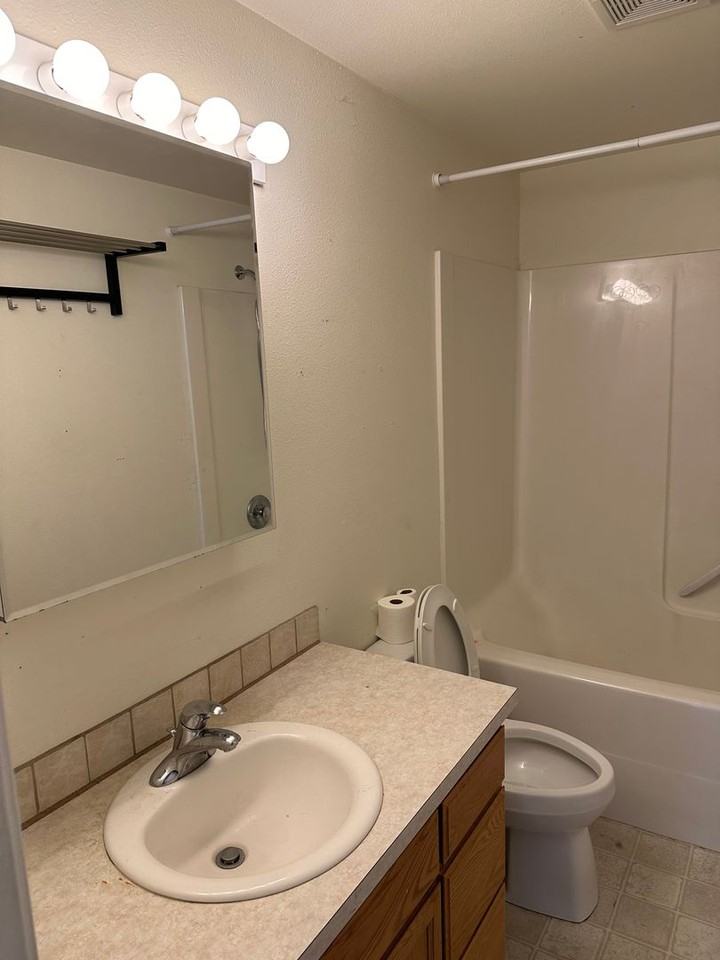 1215 Laurel Ct #1215 - Photo 5 of 16