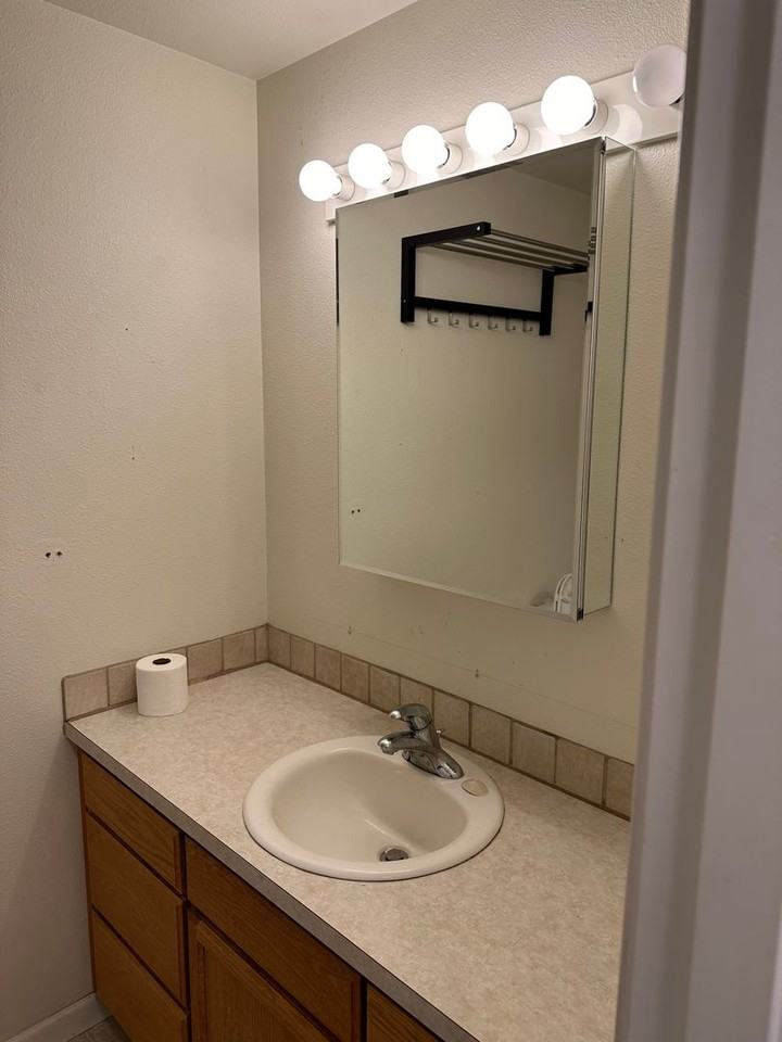 1215 Laurel Ct #1215 - Photo 7 of 16