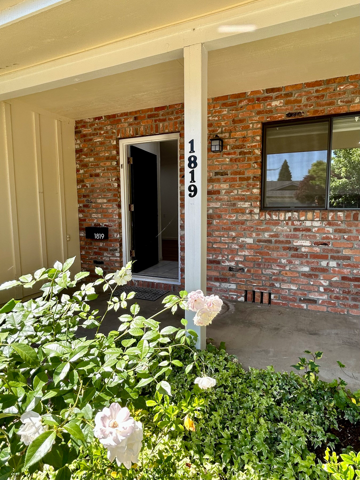 1819 Spring Mountain Ct - Photo 2 of 27