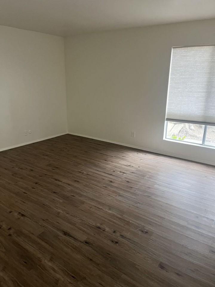 1184 Oceanaire Dr - Photo 6 of 17